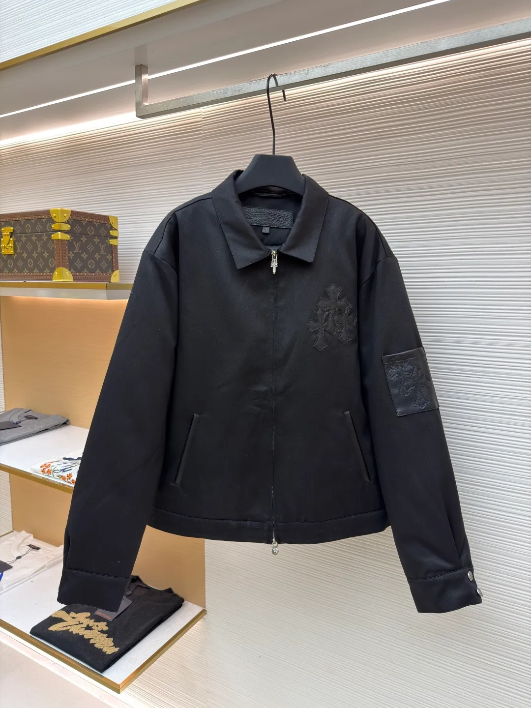 Chrome Hearts solid color logo patch lapel jacket ●Original version: purchased and developed by 13730 ●Item number: 1681764-B75 ●Fabric: leather fabric ●Technology: patch production ●Color: black ●Version: fitted version ●Weight: about 1020 grams ●Size: S-M-L-XL ●Description: Made of high-density matte fabric, treated with anti-wrinkle shaping technology, it has both stiffness and drape texture, smooth touch and not easy to pilling. The body is decorated with the brand's iconic cross embroidery, which is created through three-dimensional quilting embroidery technology. The pattern is full of layers and clear texture, which is both recognizable and refined. The cuffs are spliced ​​with leather labels and fixed by heat-pressing lamination technology to enhance texture and durability. The version is loosely cut, with metal zipper + decorative pendant, which makes it easy to put on and take off and enhances the details; the cuff button adjustment design adapts to different arm circumferences, and the hem is naturally edged to ensure a neat fit. The stitching of the whole garment is neat, with no exposed threads at the splicing points. The size is measured manually (an error of 1-3CM is normal). The craftsmanship balances the dark style and practical wearability. It is a single product with both styling and practicality. The overall wiring is straight and delicate, the fabric is comfortable and soft, and the color is consistent without color difference. It can be matched with the same style to create a fashionable look and control various occasions. Customized accessories, complete with three standards, same style for men and women!